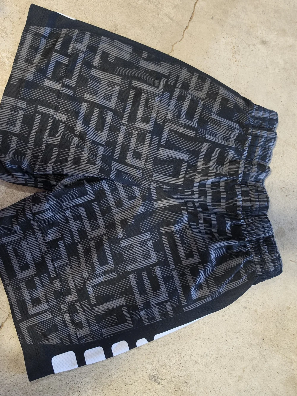 Nike Dri-FIT Boys Black Gray Printed Athletic Basketball Shorts Size M